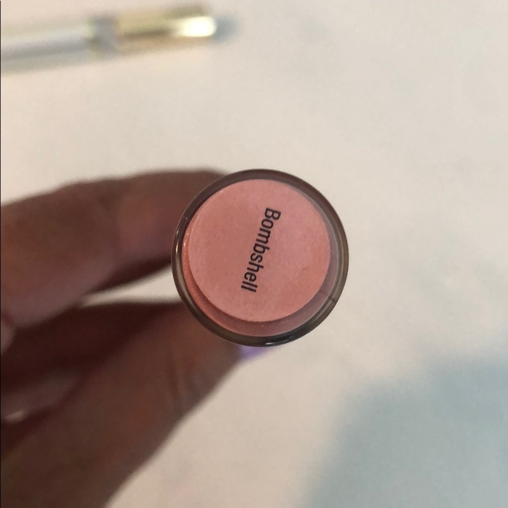 Bombshell lip sense